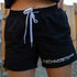 Frau in Technostoff Badehose in schwarz für Festival und Sommer